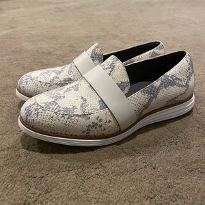 NEW Cole Haan ivory & gray snakeskin loafers 🤍🩶